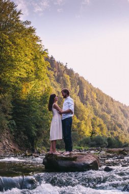 Karpatya dağlarındaki nehirde güzel bir çift