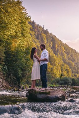 Karpatya dağlarındaki nehirde güzel bir çift