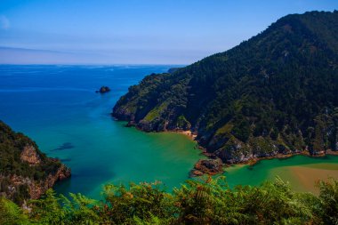 Nehir, Atlantik Okyanusu ve etrafındaki uçurumların havadan görüntüsü. Tina Menor Halkı, Nansa Nehri Ağzı Cantabrian Denizi 'ne.