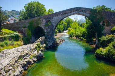 İspanya, Olla de San Vicente 'deki güzel dağ nehri ve antik köprü