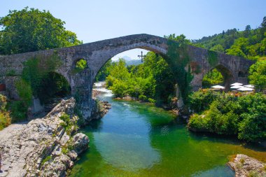 İspanya, Olla de San Vicente 'deki güzel dağ nehri ve antik köprü