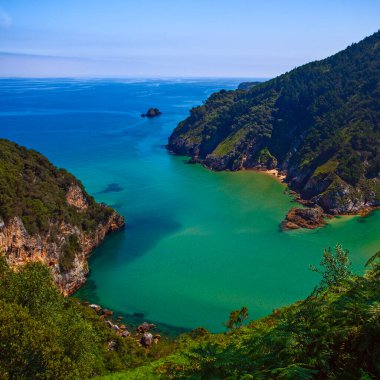 Nehir, Atlantik Okyanusu ve etrafındaki uçurumların havadan görüntüsü. Tina Menor Halkı, Nansa Nehri Ağzı Cantabrian Denizi 'ne.