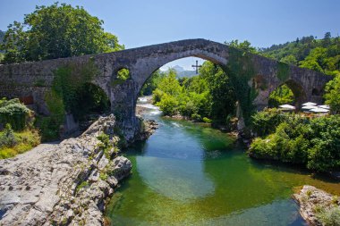 İspanya, Olla de San Vicente 'deki güzel dağ nehri ve antik köprü