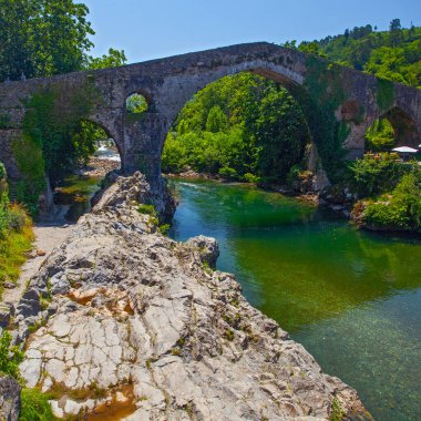 İspanya, Olla de San Vicente 'deki güzel dağ nehri ve antik köprü