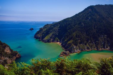 Nehir, Atlantik Okyanusu ve etrafındaki uçurumların havadan görüntüsü. Tina Menor Halkı, Nansa Nehri Ağzı Cantabrian Denizi 'ne. .