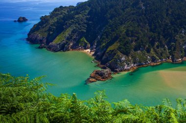 Nehir, Atlantik Okyanusu ve etrafındaki uçurumların havadan görüntüsü. Tina Menor Halkı, Nansa Nehri Ağzı Cantabrian Denizi 'ne.