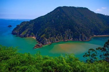 Nehir, Atlantik Okyanusu ve etrafındaki uçurumların havadan görüntüsü. Tina Menor Halkı, Nansa Nehri Ağzı Cantabrian Denizi 'ne.