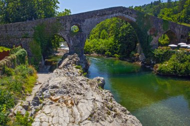 İspanya, Olla de San Vicente 'deki güzel dağ nehri ve antik köprü