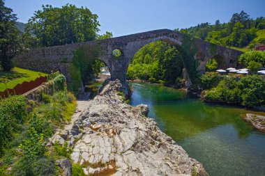 İspanya, Olla de San Vicente 'deki güzel dağ nehri ve antik köprü