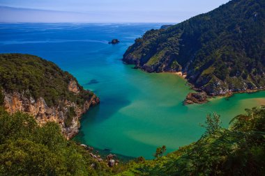 Nehir, Atlantik Okyanusu ve çevresindeki uçurumların havadan görünüşü. 