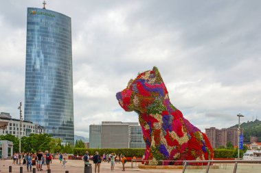 Bilbao, İspanya - 15 Temmuz 2024: Bilbao 'nun Guggenheim Müzesi' nin önünde duran çiçekli çalı ağacı İspanya 'nın beşinci büyük kentinin sembolüdür..