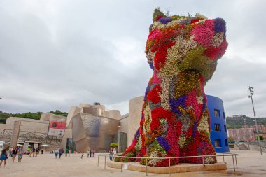 Bilbao, İspanya - 15 Temmuz 2024: Bilbao 'nun Guggenheim Müzesi' nin önünde duran çiçekli çalı ağacı İspanya 'nın beşinci büyük kentinin sembolüdür..