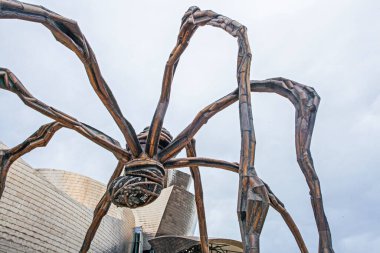 Bilbao, İspanya - 15 Temmuz 2024: The Spider, Louise Bourgeois 'in Nervion nehrinin sınırındaki Guggenheim Müzesi' ndeki heykeli. Burası şehrin turistik merkezlerinden biri..