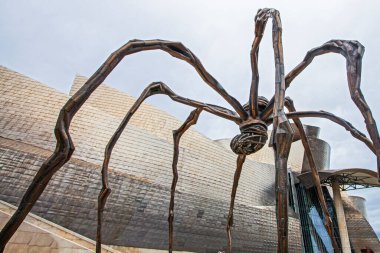 Bilbao, İspanya - 15 Temmuz 2024: The Spider, Louise Bourgeois 'in Nervion nehrinin sınırındaki Guggenheim Müzesi' ndeki heykeli. Burası şehrin turistik merkezlerinden biri..