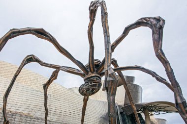 Bilbao, İspanya - 15 Temmuz 2024: The Spider, Louise Bourgeois 'in Nervion nehrinin sınırındaki Guggenheim Müzesi' ndeki heykeli. Burası şehrin turistik merkezlerinden biri..