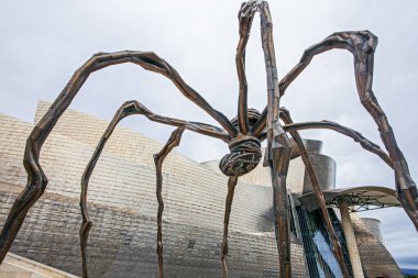 Bilbao, İspanya - 15 Temmuz 2024: The Spider, Louise Bourgeois 'in Nervion nehrinin sınırındaki Guggenheim Müzesi' ndeki heykeli. Burası şehrin turistik merkezlerinden biri..