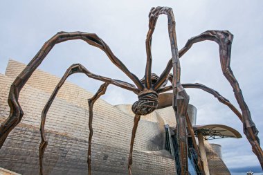 Bilbao, İspanya - 15 Temmuz 2024: The Spider, Louise Bourgeois 'in Nervion nehrinin sınırındaki Guggenheim Müzesi' ndeki heykeli. Burası şehrin turistik merkezlerinden biri..