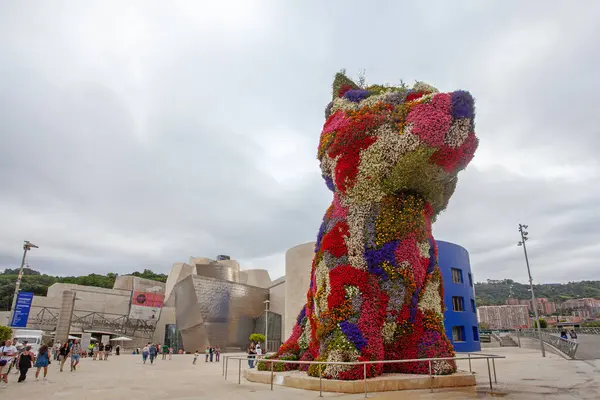 stock image Bilbao, Spain - July 15, 2024: The floral sculpture 'Puppy' - Standing in front of Bilbao s Guggenheim Museum at 43 feet tall, the flower-covered topiary is a symbol of Spain s fifth-largest city.