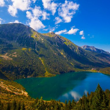 Morskie Oko 'nun ya da Denizin Gözü' nün üstünden bak. Güzel dağ gölü. Tatras, Polonya 'da yaz manzarası.