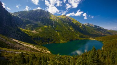 Morskie Oko 'nun ya da Denizin Gözü' nün üstünden bak. Güzel dağ gölü. Tatras, Polonya 'da yaz manzarası.