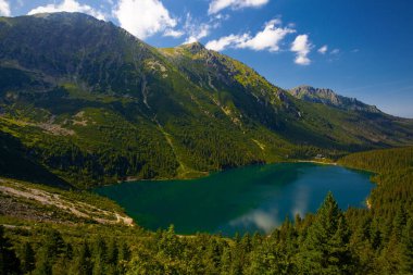 Morskie Oko 'nun ya da Denizin Gözü' nün üstünden bak. Güzel dağ gölü. Tatras, Polonya 'da yaz manzarası.