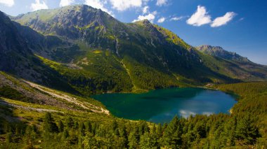 Morskie Oko 'nun ya da Denizin Gözü' nün üstünden bak. Güzel dağ gölü. Tatras, Polonya 'da yaz manzarası.