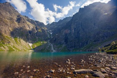 Polonya 'nın Tatras dağlarındaki güzel Çardak Staw (Kara Göl) Gölü