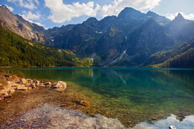 Tatra dağlarında yansıması olan harika Morskie oko gölü, Polonya
