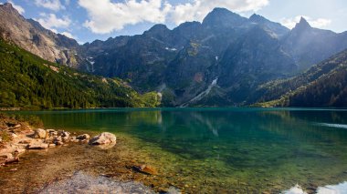 Tatra dağlarında yansıması olan harika Morskie oko gölü, Polonya