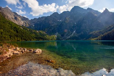 Tatra dağlarında yansıması olan harika Morskie oko gölü, Polonya