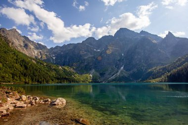 Tatra dağlarında yansıması olan harika Morskie oko gölü, Polonya