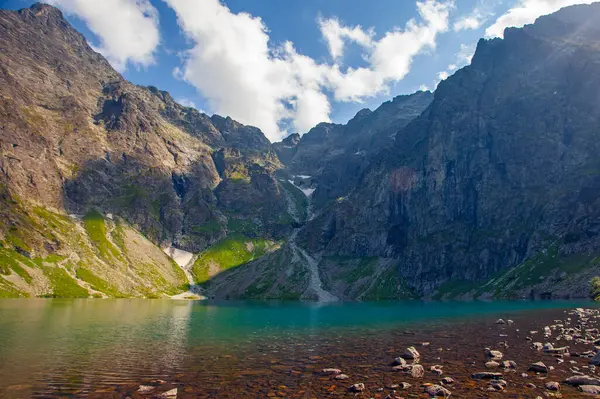 Polonya 'nın Tatras dağlarındaki güzel Çardak Staw (Kara Göl) Gölü