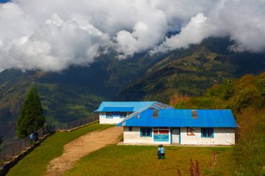 Kenja, Nepal - 21 Ekim 2022: Dağlardaki küçük bir köydeki Tipik Nepal Okulunda çocuklar. 