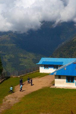 Kenja, Nepal - 21 Ekim 2022: Dağlardaki küçük bir köydeki Tipik Nepal Okulunda çocuklar. 