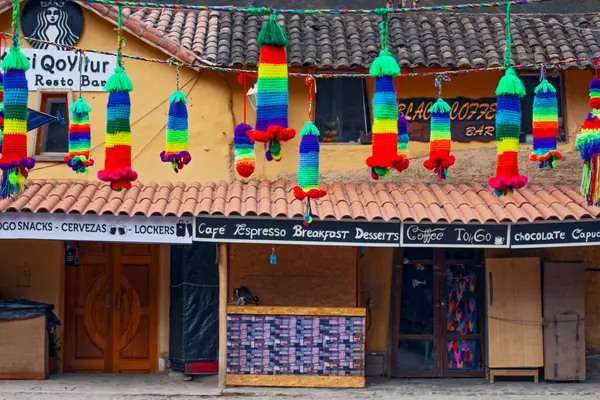 stock image Ollantaytambo, Peru - May 5, 2022: Downtown of the small medieval city of Ollantaytambo, with Inca ruins  and local touristic market on Andes Mountains.