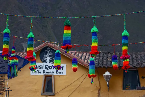 stock image Ollantaytambo, Peru - May 5, 2022: Downtown of the small medieval city of Ollantaytambo, with Inca ruins  and local touristic market on Andes Mountains.