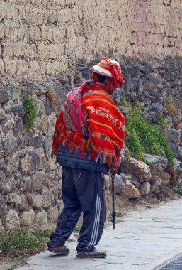 Peru - 5 Mayıs 2022: Peru 'da, Ollataytambo, Peru' da geleneksel kıyafetlerle gezen Perulu adam, 5 Mayıs 2022