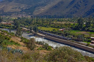 Peru 'daki And Dağları' ndan geçen tren, Peru 'daki Machu Picchu trenine binmek için son duraktır.