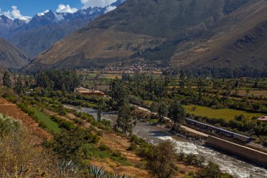 Peru 'daki And Dağları' ndan geçen tren, Peru 'daki Machu Picchu trenine binmek için son duraktır.