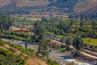 Ollantaytambo, Peru - 3 Mayıs 2022: Peru 'daki And Dağları' na çarpıcı bir manzarayla giden tren, Peru 'daki Machu Picchu trenine binmek için son duraktır.