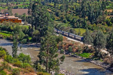 Ollantaytambo, Peru - 3 Mayıs 2022: Peru 'daki And Dağları' na çarpıcı bir manzarayla giden tren, Peru 'daki Machu Picchu trenine binmek için son duraktır.