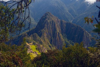 Machu Picchu 'nun ve yemyeşil dağlı Antik İnka harabelerinin hava görüntüsü 