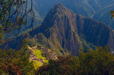 Machu Picchu 'nun ve yemyeşil dağlı Antik İnka harabelerinin hava görüntüsü 