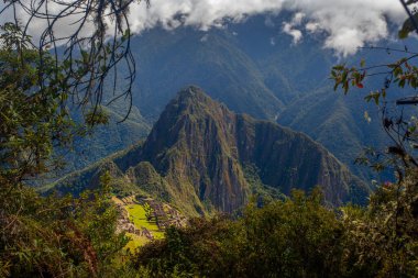Machu Picchu 'nun ve yemyeşil dağlı Antik İnka harabelerinin hava görüntüsü 