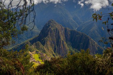 Machu Picchu 'nun ve yemyeşil dağlı Antik İnka harabelerinin hava görüntüsü 