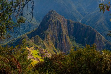Machu Picchu 'nun ve yemyeşil dağlı Antik İnka harabelerinin hava görüntüsü 