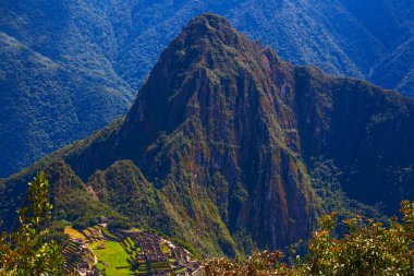 Machu Picchu 'nun ve yemyeşil dağlı Antik İnka harabelerinin hava görüntüsü 