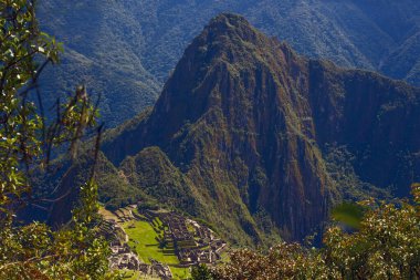 Machu Picchu 'nun ve yemyeşil dağlı Antik İnka harabelerinin hava görüntüsü 