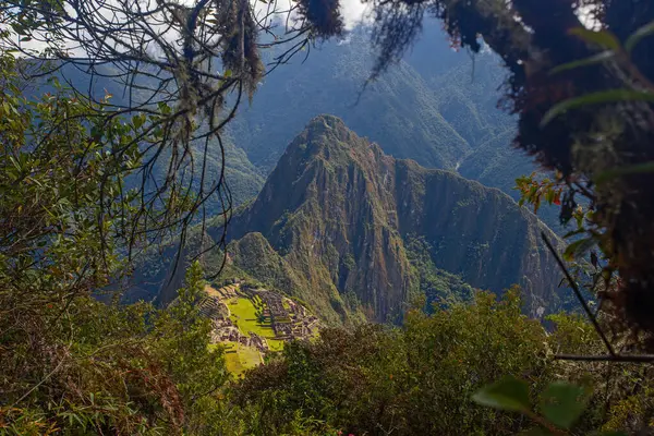 Machu Picchu 'nun ve yemyeşil dağlı Antik İnka harabelerinin hava görüntüsü 