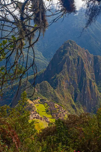 Machu Picchu 'nun ve yemyeşil dağlı Antik İnka harabelerinin hava görüntüsü 